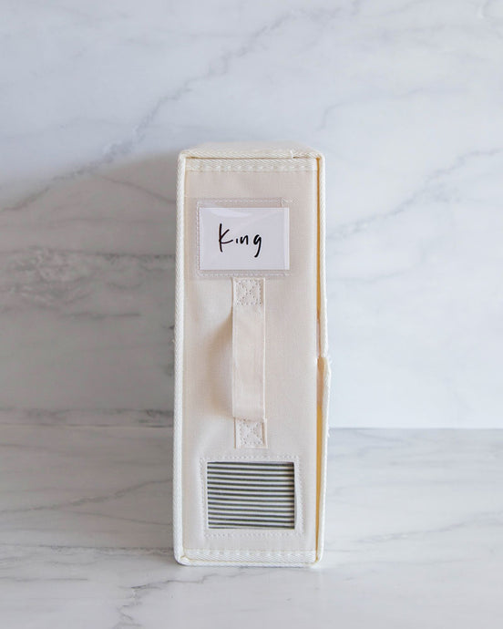 Bed sheet organiser box made from Oxford cloth. Used to differentiate between different sheet sizes. Features a handle and transparent square so you can see what sheets are inside