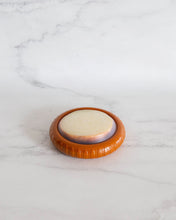 Load image into Gallery viewer, Silicone onion saver pod with flexible lid designed to keep cut onions fresh and prevent drying