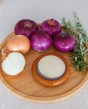 Load image into Gallery viewer, Silicone onion saver pod with flexible lid designed to keep cut onions fresh and prevent drying