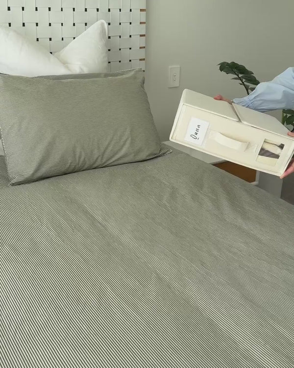 Bed sheet organiser box made from Oxford cloth. Used to differentiate between different sheet sizes. Features a handle and transparent square so you can see what sheets are inside