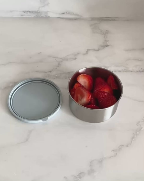 Stainless steel container with leakproof silicone lid for food storage. Perfect for storing yoghurt, nuts & fruit